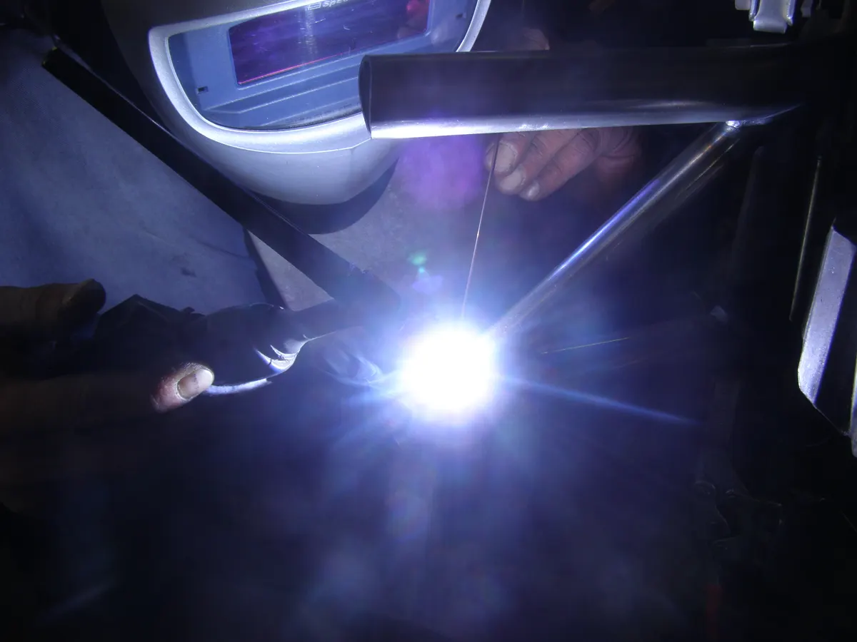 Saldatura TIG di un roll bar per auto da competizione