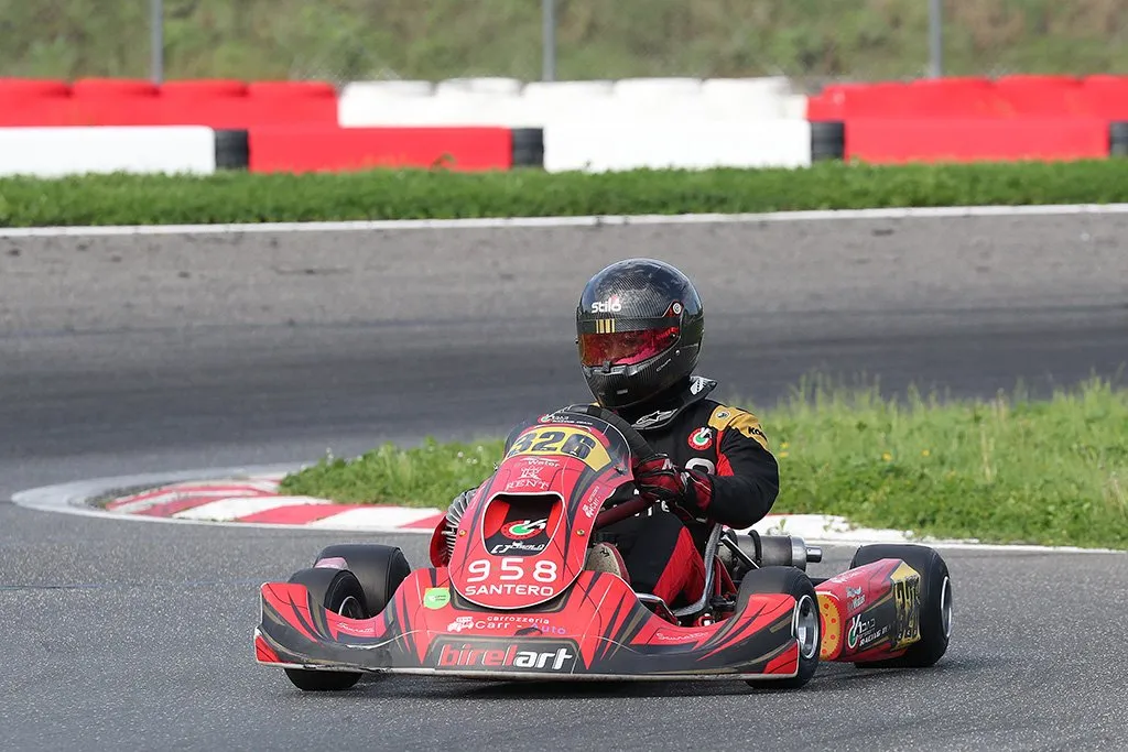 Kart da competizione numero 958 in pista