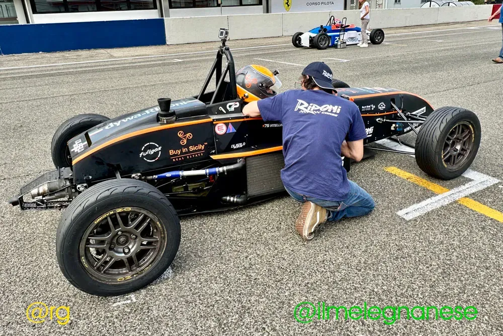 Monoposto da corsa del team Riponi Corse ai box, con adesivo OLISALD